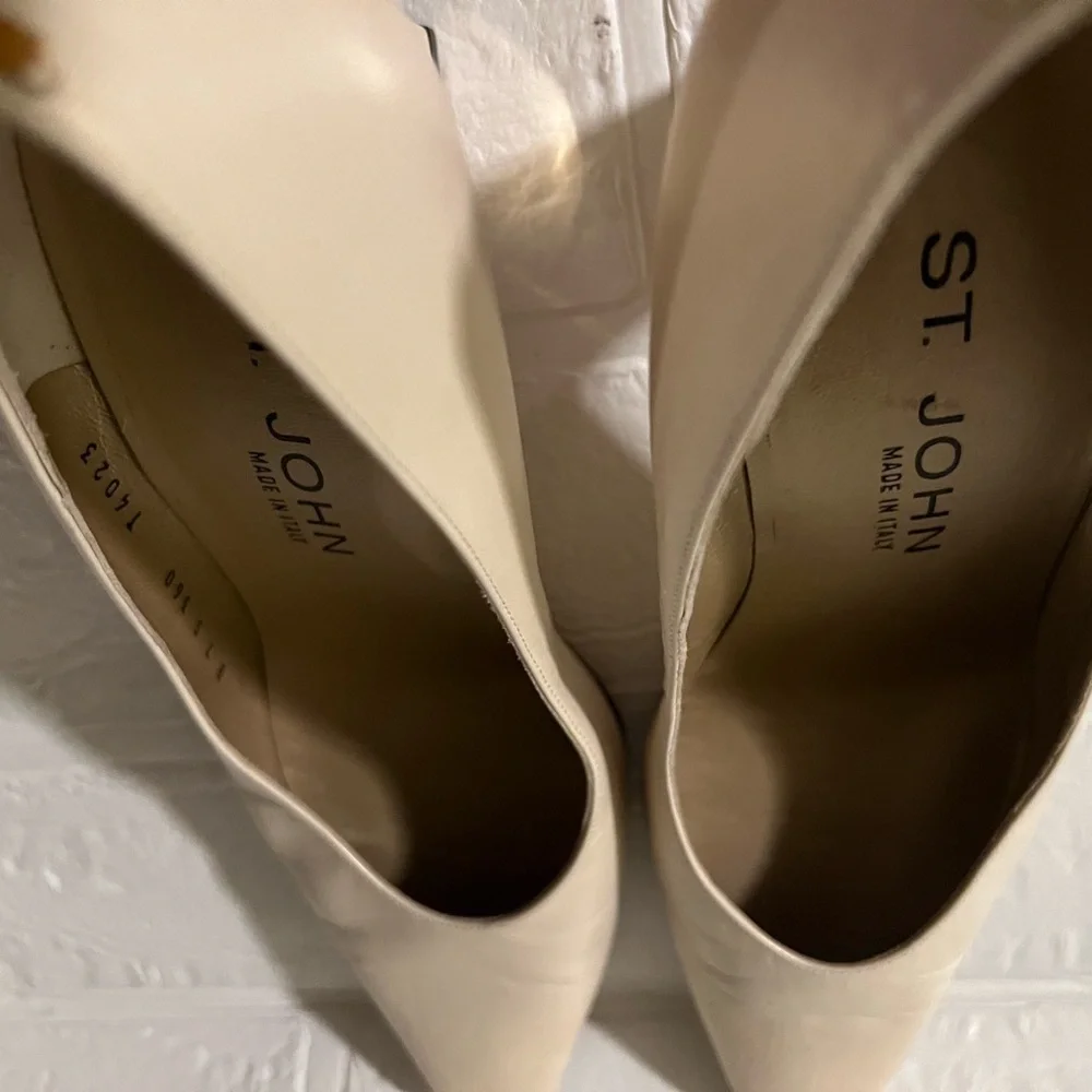 St. John beige classic heels 7B minimal